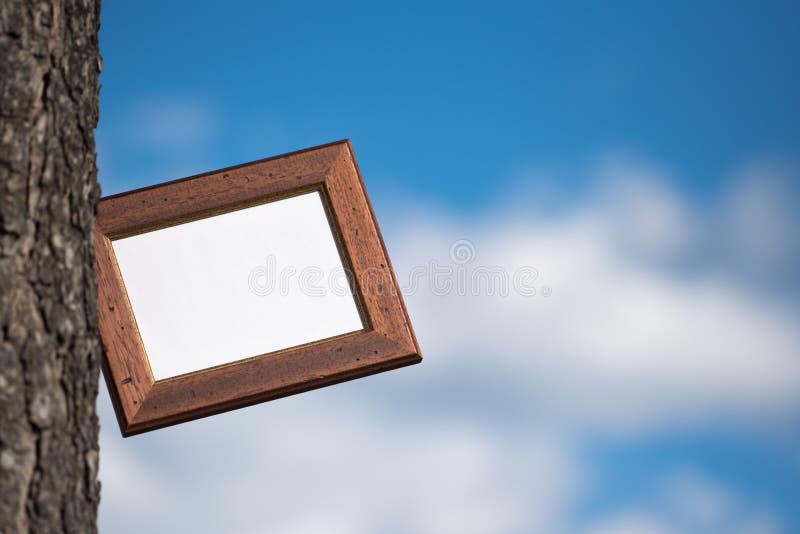 Immagine in bianco per le iscrizioni sui precedenti di cielo blu fotografia stock libera da diritti