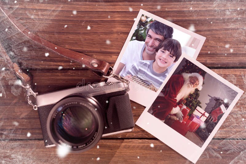 Immagine composita del padre e del figlio che tengono un regalo di natale immagine stock libera da diritti Immagine composita del padre e del figlio che tengono un regalo di natale immagine stock libera da diritti