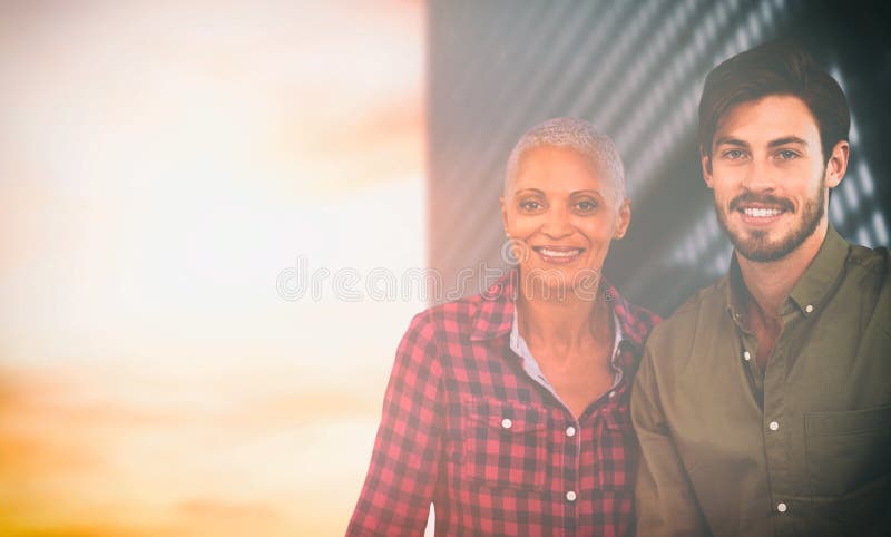 Immagine composita del ritratto di un giovane e di una posa della donna fotografia stock Immagine composita del ritratto di un giovane e di una posa della donna fotografia stock