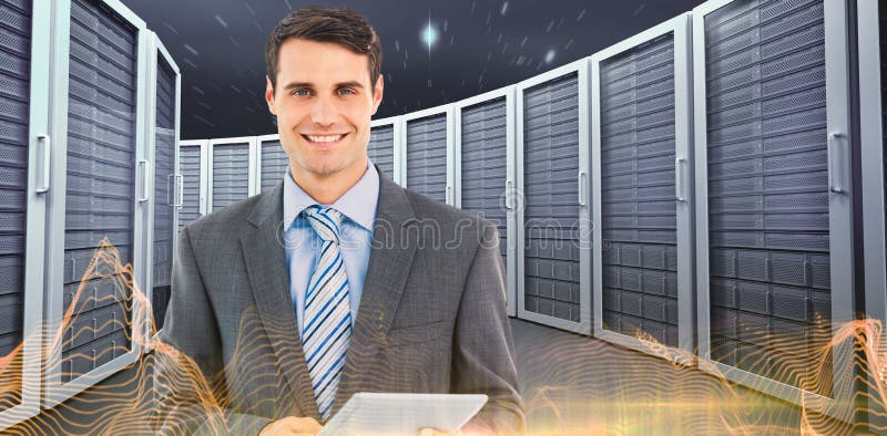 Immagine composita dell'uomo d'affari facendo uso di una compressa con i colleghi dietro in ufficio fotografie stock Immagine composita dell'uomo d'affari facendo uso di una compressa con i colleghi dietro in ufficio fotografie stock