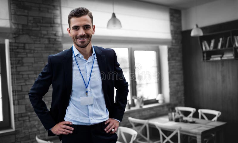 Immagine composita dell'uomo d'affari sorridente con la mano sull'anca che indossa identificazione immagine stock libera da diritti Immagine composita dell'uomo d'affari sorridente con la mano sull'anca che indossa identificazione immagine stock libera da diritti