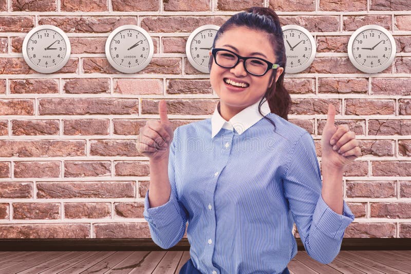 Immagine composita della donna di affari asiatica sorridente che mostra i pollici su immagini stock Immagine composita della donna di affari asiatica sorridente che mostra i pollici su immagini stock