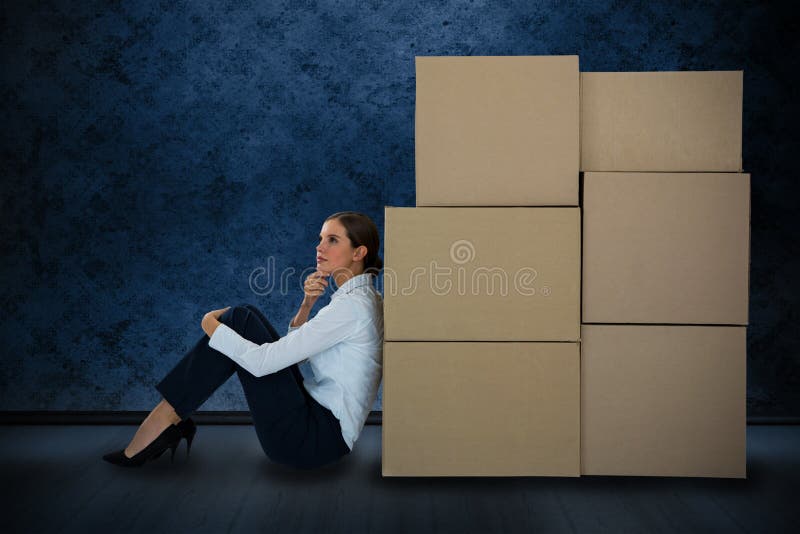 Immagine composita della donna di affari che si appoggia le scatole di cartone contro il fondo bianco fotografie stock Immagine composita della donna di affari che si appoggia le scatole di cartone contro il fondo bianco fotografie stock