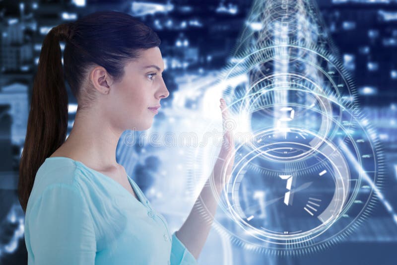 Immagine composita della giovane donna che per mezzo dello schermo digitale fotografia stock Immagine composita della giovane donna che per mezzo dello schermo digitale fotografia stock