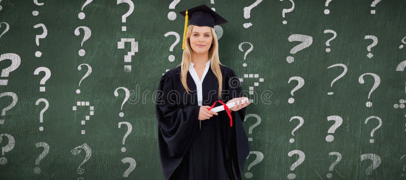 Immagine composita dello studente biondo in abito laureato che tiene il suo diploma fotografia stock Immagine composita dello studente biondo in abito laureato che tiene il suo diploma fotografia stock