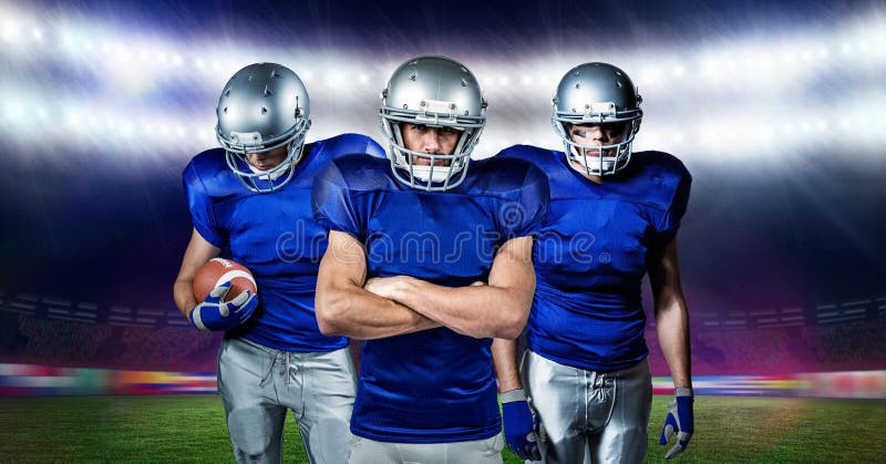 Immagine composita di Digital dei giocatori di football americano che stanno con la palla fotografia stock Immagine composita di Digital dei giocatori di football americano che stanno con la palla fotografia stock