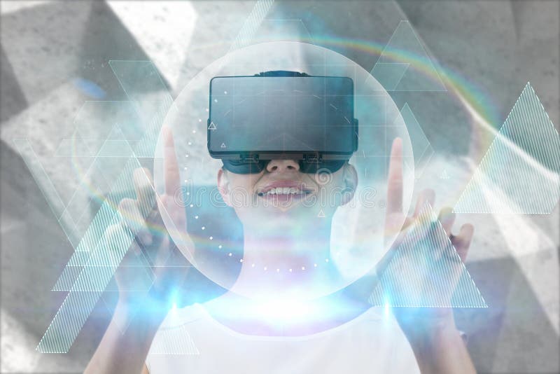 Immagine composita di indicare felice della donna ascendente mentre per mezzo della cuffia avricolare di realtà virtuale fotografia stock libera da diritti Immagine composita di indicare felice della donna ascendente mentre per mezzo della cuffia avricolare di realtà virtuale fotografia stock libera da diritti