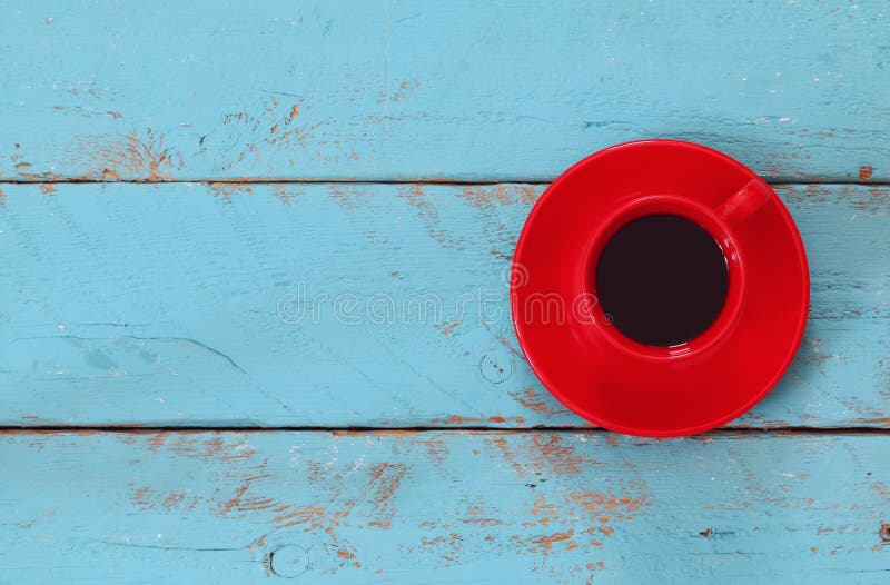 Immagine con la tazza di caffè sulla tavola di legno blu fotografia stock libera da diritti Immagine con la tazza di caffè sulla tavola di legno blu fotografia stock libera da diritti
