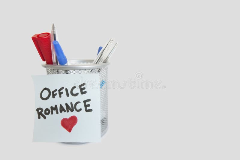 Immagine concettuale della carta da lettere appiccicosa con forma del cuore che descrive romance dell'ufficio immagini stock libere da diritti Immagine concettuale della carta da lettere appiccicosa con forma del cuore che descrive romance dell'ufficio immagini stock libere da diritti