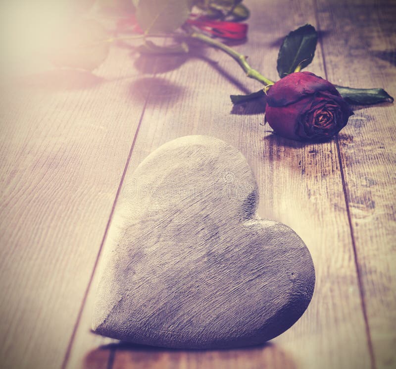 Immagine d'annata di cuore su un fondo di legno con la rosa rossa V immagine stock Immagine d'annata di cuore su un fondo di legno con la rosa rossa V immagine stock