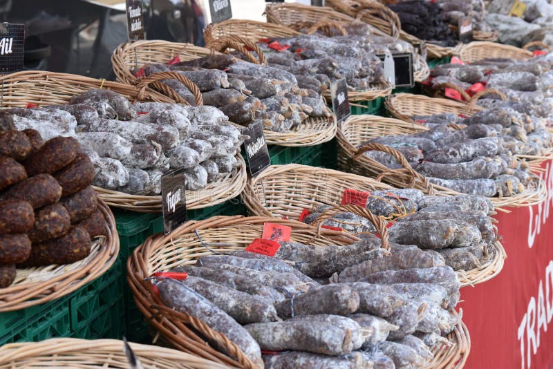 Immagine da un mercato tradizionale dell'alimento fresco di mattina con una grande selezione dei salami tradizionali fotografia stock libera da diritti Immagine da un mercato tradizionale dell'alimento fresco di mattina con una grande selezione dei salami tradizionali fotografia stock libera da diritti