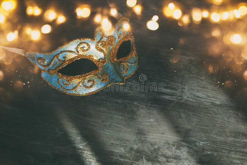 Immagine del blu elegante e dell'oro veneziani, maschera di martedì grasso sopra fondo nero fotografia stock Immagine del blu elegante e dell'oro veneziani, maschera di martedì grasso sopra fondo nero fotografia stock