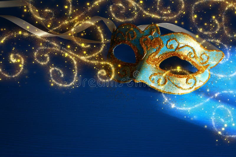 Immagine del blu elegante e dell'oro veneziani, maschera di martedì grasso sopra il bl immagine stock libera da diritti Immagine del blu elegante e dell'oro veneziani, maschera di martedì grasso sopra il bl immagine stock libera da diritti