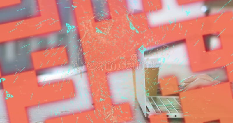 Immagine del codice qr di sicurezza online sulle donne che usano il laptop immagini stock libere da diritti
