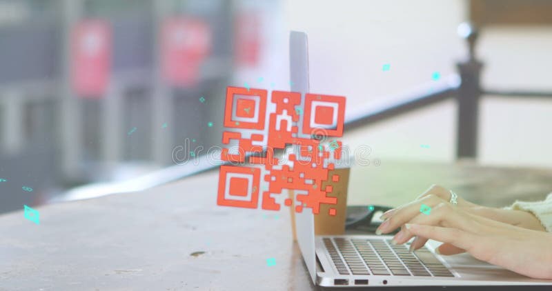 Immagine del codice qr di sicurezza online sulle donne che usano il laptop fotografie stock libere da diritti