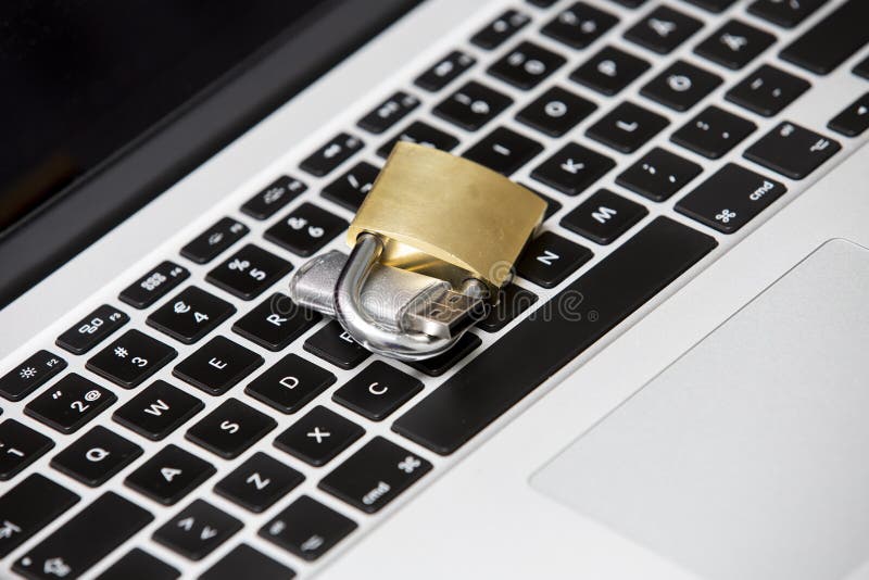 Immagine del concetto di sicurezza cibernetica con lucchetto e memory stick USB immagine stock libera da diritti