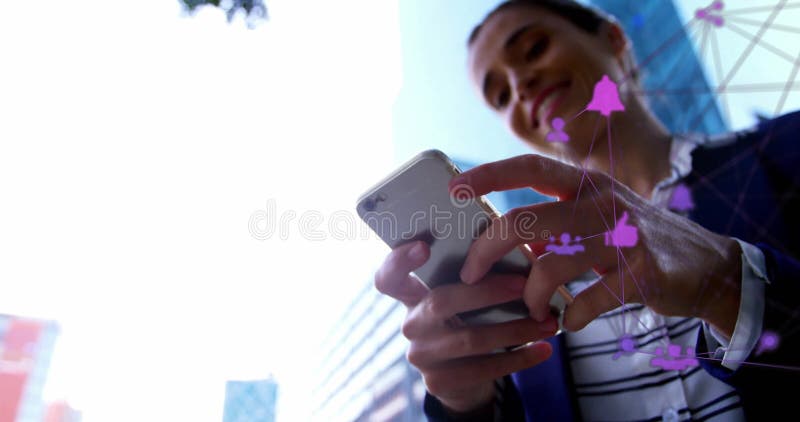 Immagine del globo con la rete e icone sulla cineasta biracial con smartphone immagini stock libere da diritti
