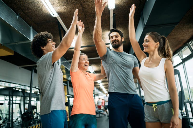 Immagine del gruppo allegro di forma fisica in palestra fotografie stock Immagine del gruppo allegro di forma fisica in palestra fotografie stock