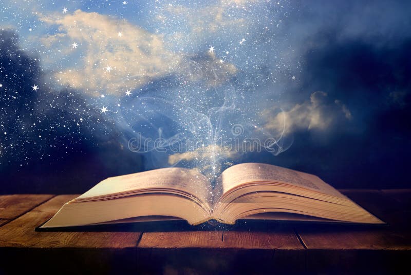 Immagine del libro antico aperto sulla tavola di legno con la sovrapposizione di scintillio immagine stock libera da diritti