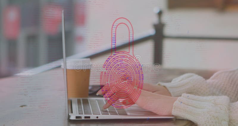 Immagine del lucchetto di sicurezza online sulle donne che usano il portatile fotografia stock