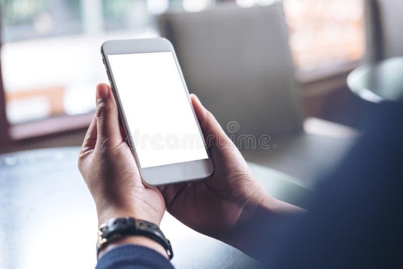 Immagine del modello delle mani che tengono telefono cellulare con lo schermo bianco in bianco