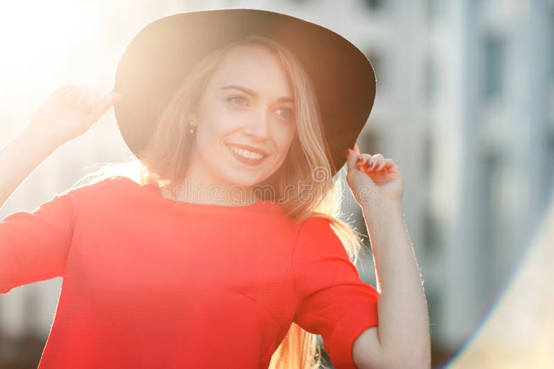 Immagine del modello in rivestimento rosso e black hat fotografie stock libere da diritti Immagine del modello in rivestimento rosso e black hat fotografie stock libere da diritti
