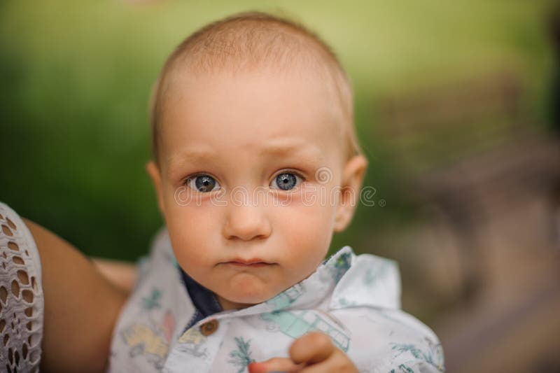 Immagine del neonato sveglio, bambino del ritratto del primo piano immagine stock libera da diritti Immagine del neonato sveglio, bambino del ritratto del primo piano immagine stock libera da diritti