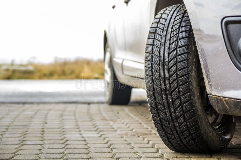 Immagine del primo piano della ruota di automobile con la gomma di gomma nera fotografia stock libera da diritti Immagine del primo piano della ruota di automobile con la gomma di gomma nera fotografia stock libera da diritti