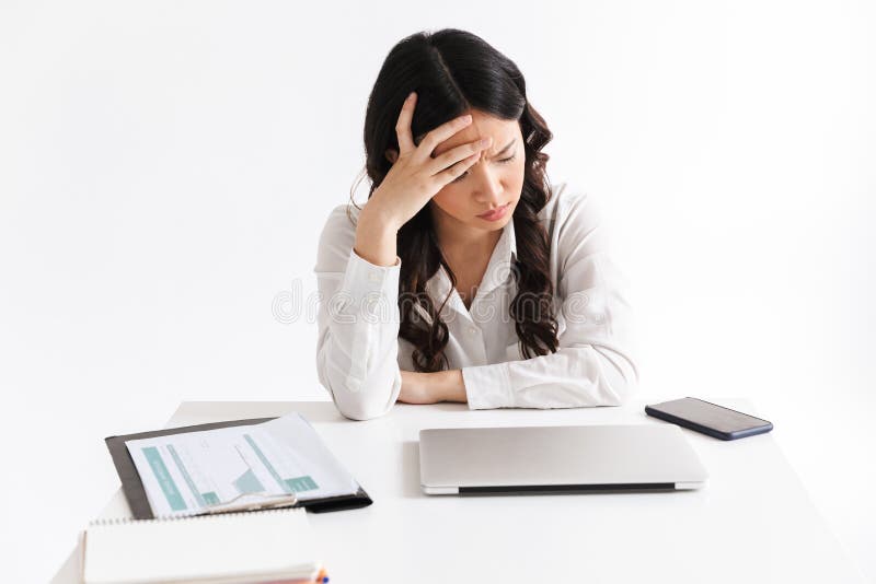 Immagine del ribaltamento o dell'ufficio d'uso asiatico stanco della donna 20s di affari fotografie stock Immagine del ribaltamento o dell'ufficio d'uso asiatico stanco della donna 20s di affari fotografie stock