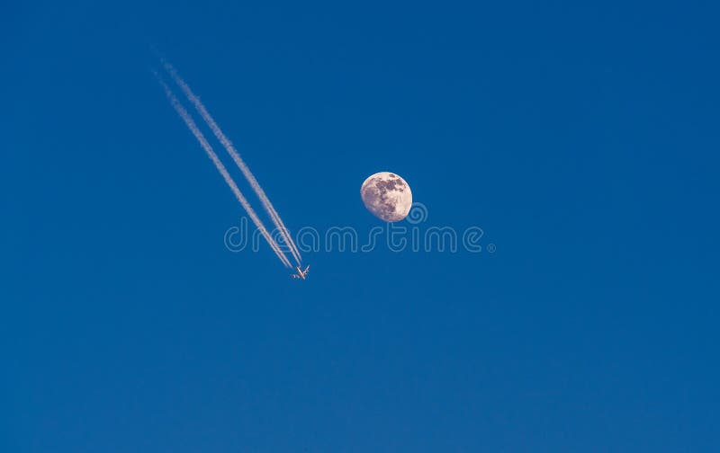 Immagine dell'aeroplano con le scie di condensazione che volano accanto alla luna dettagliata immagini stock Immagine dell'aeroplano con le scie di condensazione che volano accanto alla luna dettagliata immagini stock