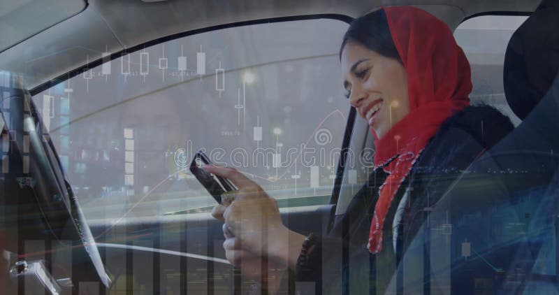 Immagine dell'elaborazione dei dati su una donna biraciale che utilizza smartphone immagine stock