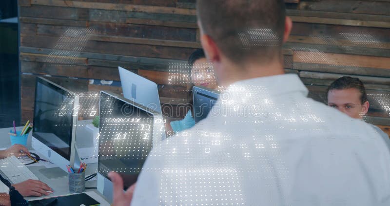 Immagine dell'elaborazione di dati di codifica binaria su diverse aziende in ufficio fotografie stock libere da diritti