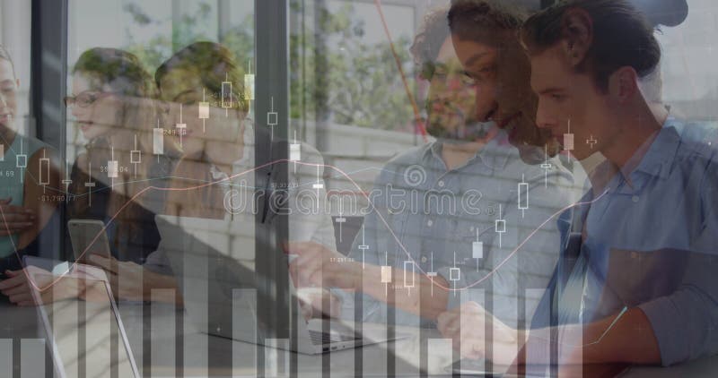 Immagine dell'elaborazione di dati finanziari su diverse aziende che utilizzano notebook fotografia stock libera da diritti
