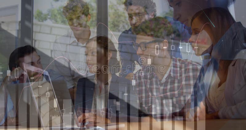 Immagine dell'elaborazione di dati finanziari su diverse aziende che utilizzano notebook immagine stock