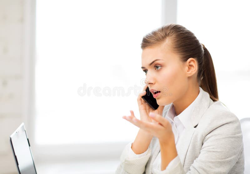 Immagine di una donna confusa con uno smartphone immagine stock