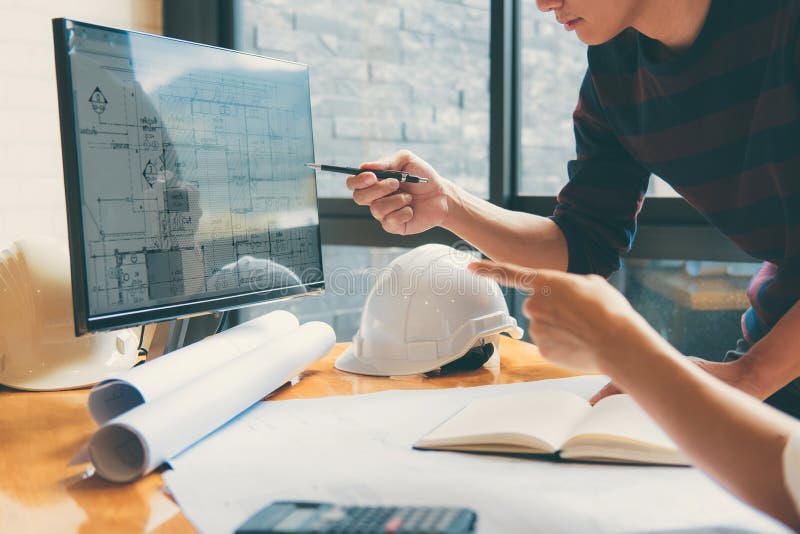 Immagine della riunione del partner dell'architetto o dell'ingegnere per il lavoro con fotografie stock libere da diritti Immagine della riunione del partner dell'architetto o dell'ingegnere per il lavoro con fotografie stock libere da diritti