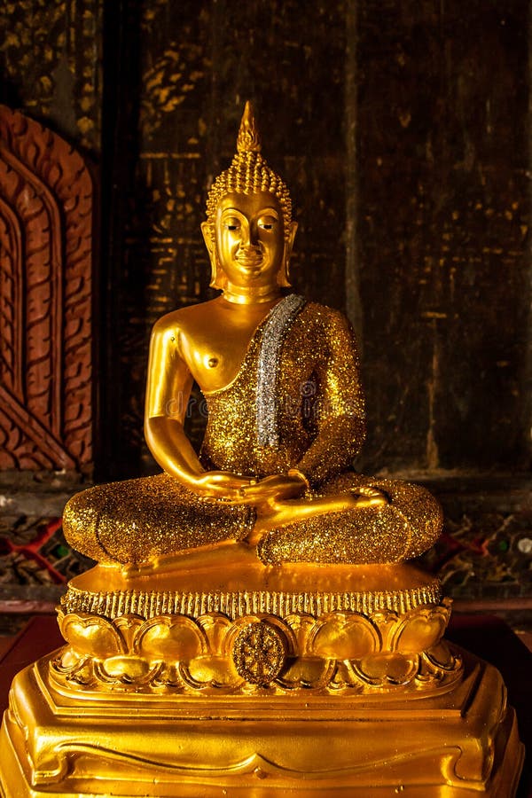 Immagine della statua dorata di Buddha