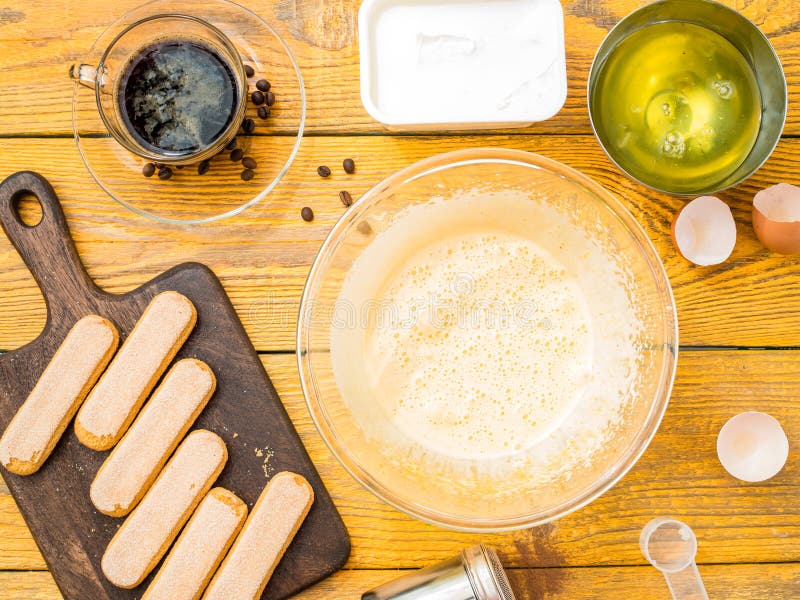 Immagine della tavola di legno con i biscotti di savoyardi, caffè fotografia stock libera da diritti Immagine della tavola di legno con i biscotti di savoyardi, caffè fotografia stock libera da diritti