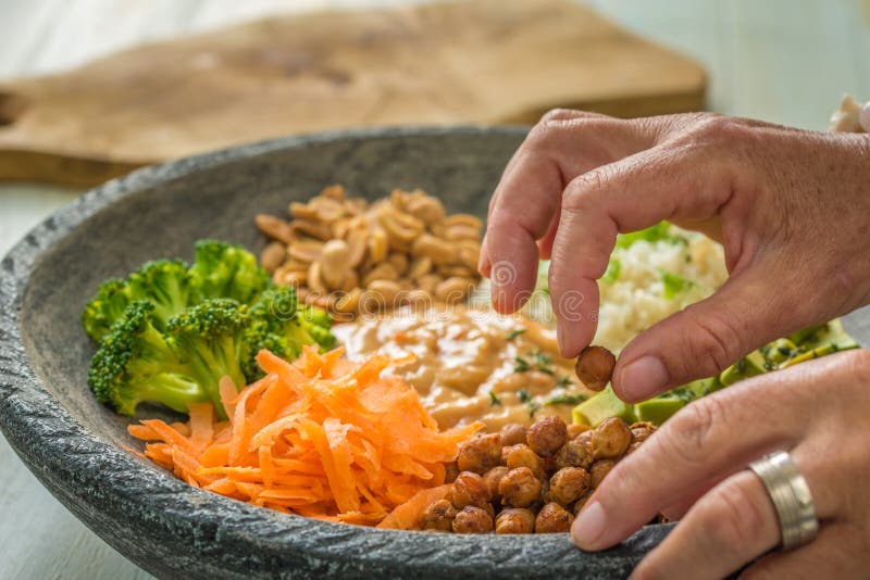 Immagine delle mani di una donna, preparante un'insalata immagine stock Immagine delle mani di una donna, preparante un'insalata immagine stock