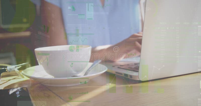 Immagine delle statistiche e dell'elaborazione dei dati su una donna d'affari che utilizza un portatile fotografia stock libera da diritti