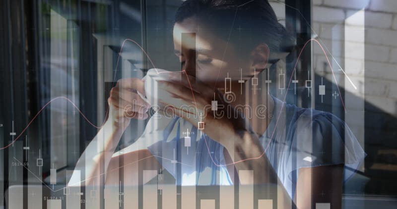 Immagine delle statistiche e dell'elaborazione dei dati sulle donne che usano il laptop fotografia stock libera da diritti