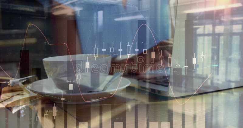 Immagine delle statistiche e dell'elaborazione dei dati sulle donne che usano il laptop fotografia stock libera da diritti