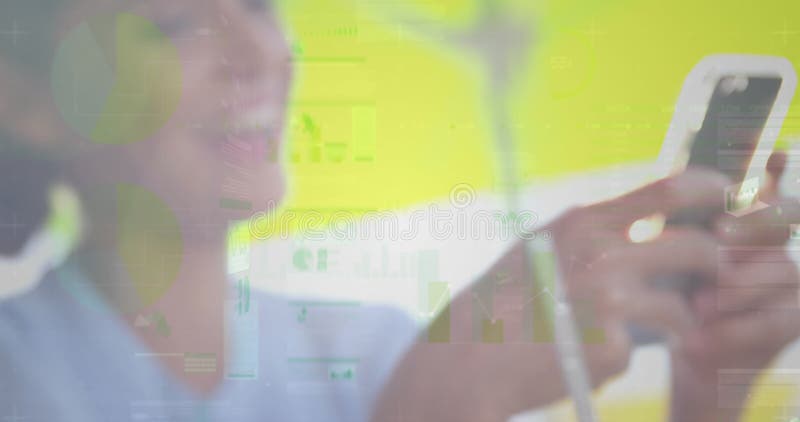 Immagine delle statistiche e dell'elaborazione di dati da parte di un'impresa che utilizza smartphone fotografia stock