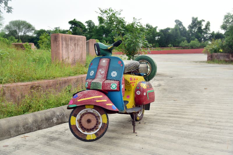 Immagine dello scooter dipinto con decorazione di vintage fotografia stock libera da diritti