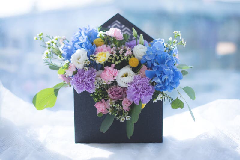 Immagine di bella disposizione di fiori con l'ortensia, eustoma bianco, rose dello spruzzo, garofani sul fondo della finestra immagini stock libere da diritti Immagine di bella disposizione di fiori con l'ortensia, eustoma bianco, rose dello spruzzo, garofani sul fondo della finestra immagini stock libere da diritti