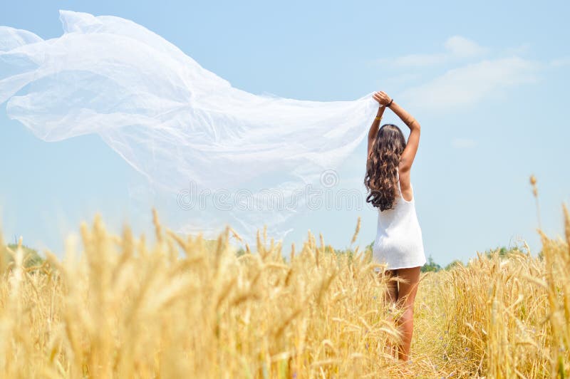 Immagine di bella giovane signora romantica allegra immagini stock libere da diritti Immagine di bella giovane signora romantica allegra immagini stock libere da diritti