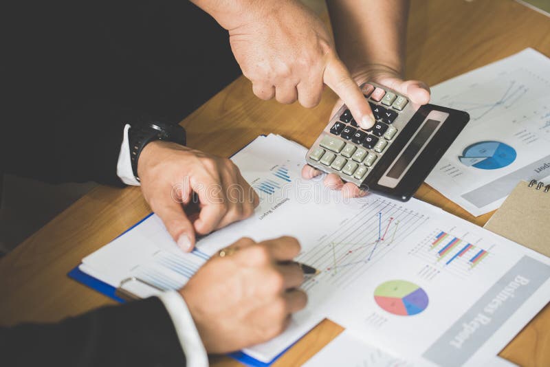 Immagine di concetto per il mercato azionario, l'ufficio, la tassa ed il progetto Consulente in materia di investimento di due uo fotografia stock Immagine di concetto per il mercato azionario, l'ufficio, la tassa ed il progetto Consulente in materia di investimento di due uo fotografia stock