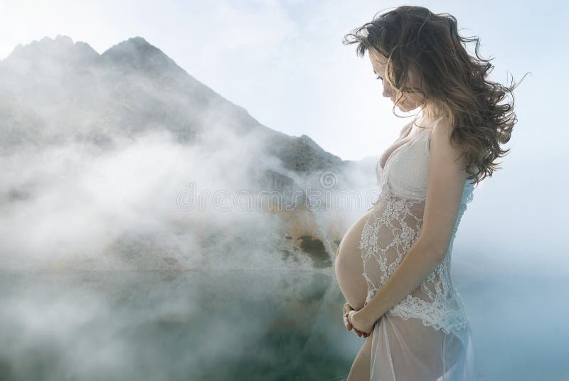 Immagine di fantasia di una donna incinta