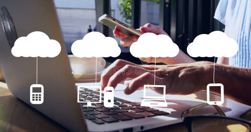 Immagine di icone dei media sulle donne caucasiche che usano il computer. Tecnologia e concetto di interfaccia digitale per immagini generate in digitale.