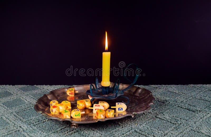 Immagine di sabato pane e candela del challah sulla tavola di legno immagine stock Immagine di sabato pane e candela del challah sulla tavola di legno immagine stock